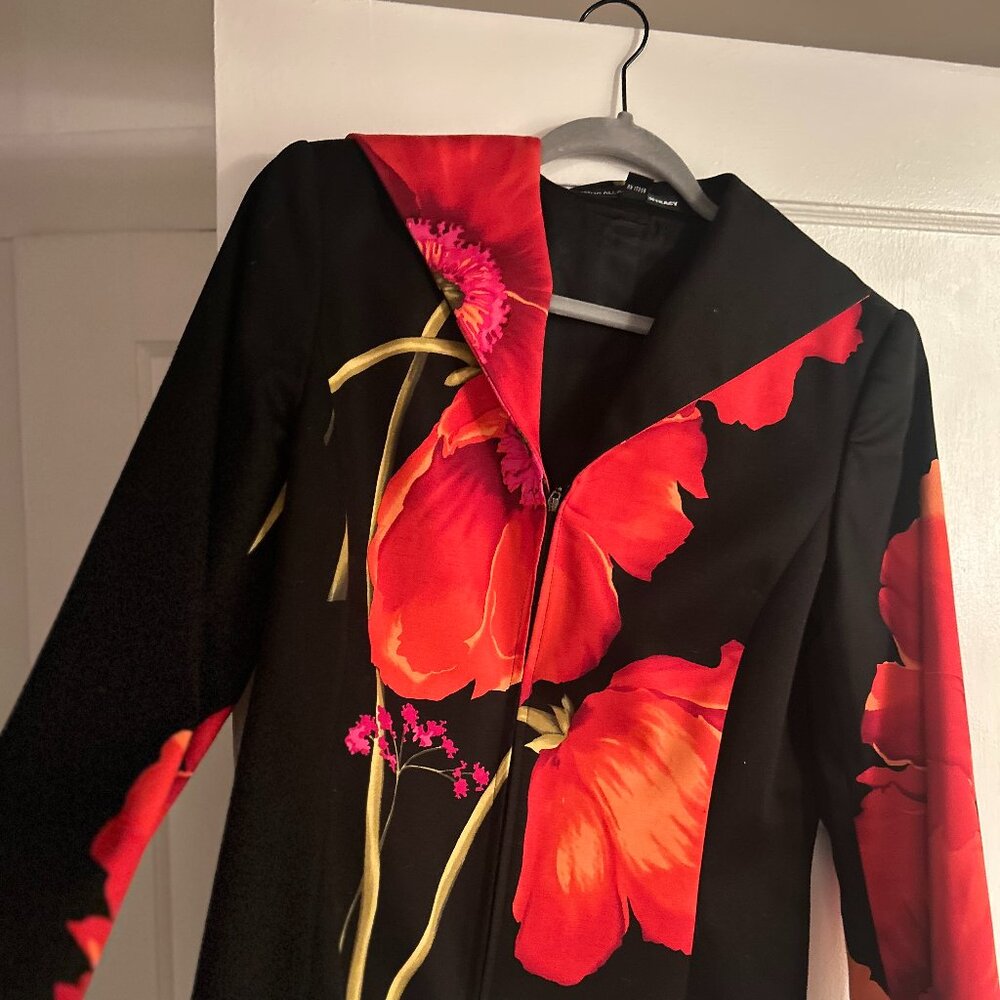 Linda Allard Ellen Tracy jacket in bold poppy/peony print on black